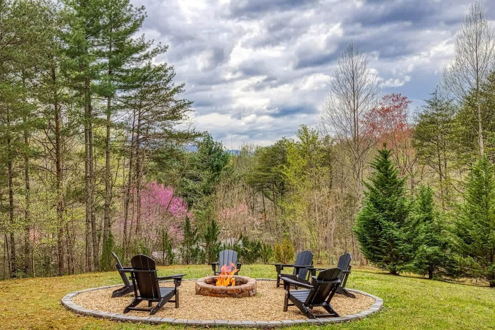 Laceys Place by Beyond Expectations With Hot Tub
