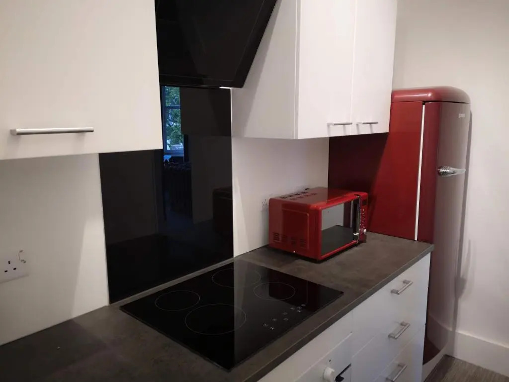 2 Bedroom Apartment at Kent Escapes Short Lets & Serviced Accommodation Kent, Bouverie Escape Folkestone with Wifi