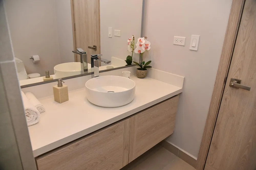 Spacious Apartment in a Modern Condominium w Lovely View