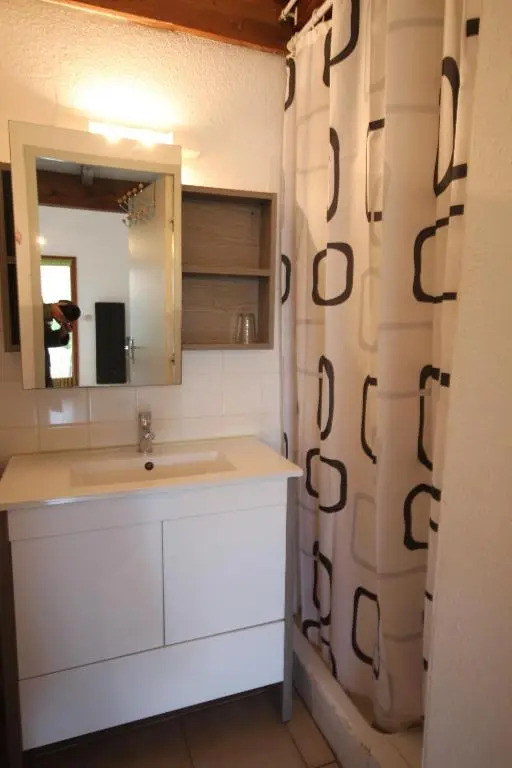 Jolie villa dangle pour 5 couchages, clim sejour, terrasse, parking dans residence securisee piscine commune 400m de la mer LRJP16