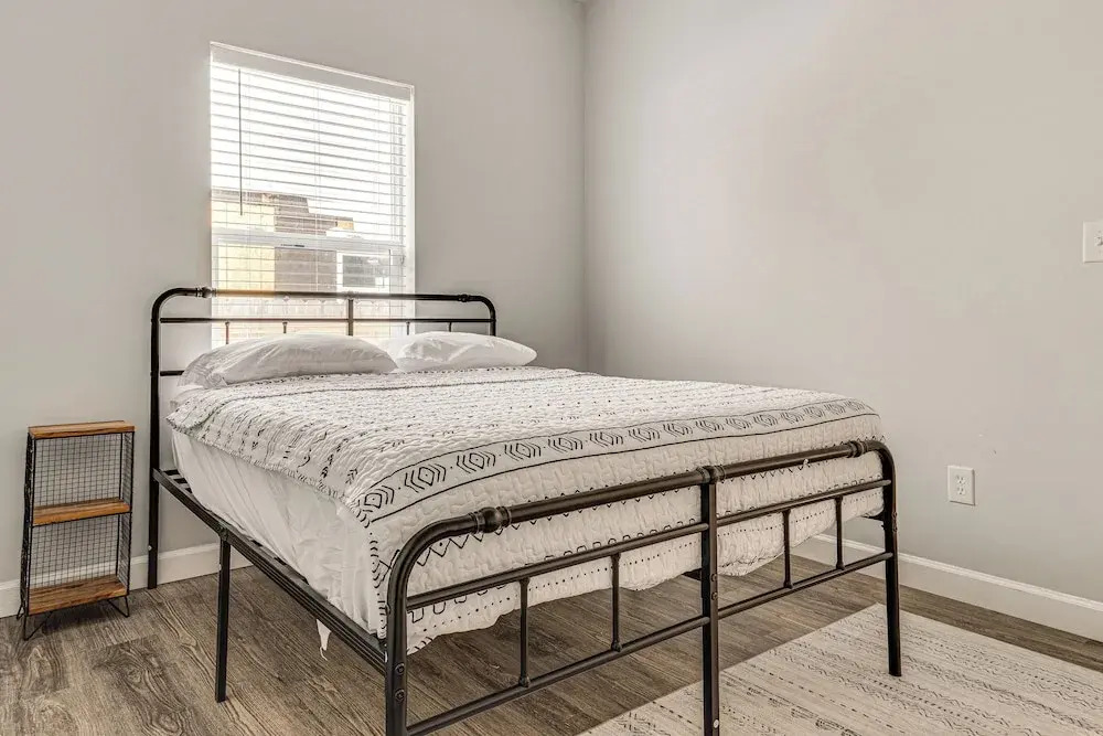 Rooftop Lounge & City Views! 3BR 3 Mi to Dtwn Indy