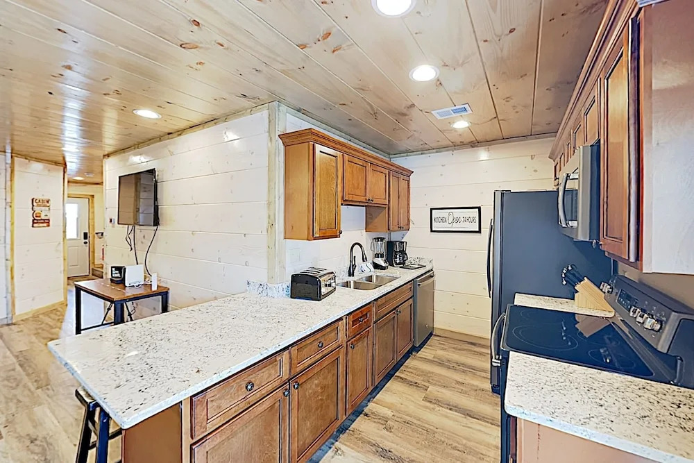 New Listing! New-build 2-unit W/ 2 Hot Tubs 4 Bedroom Duplex