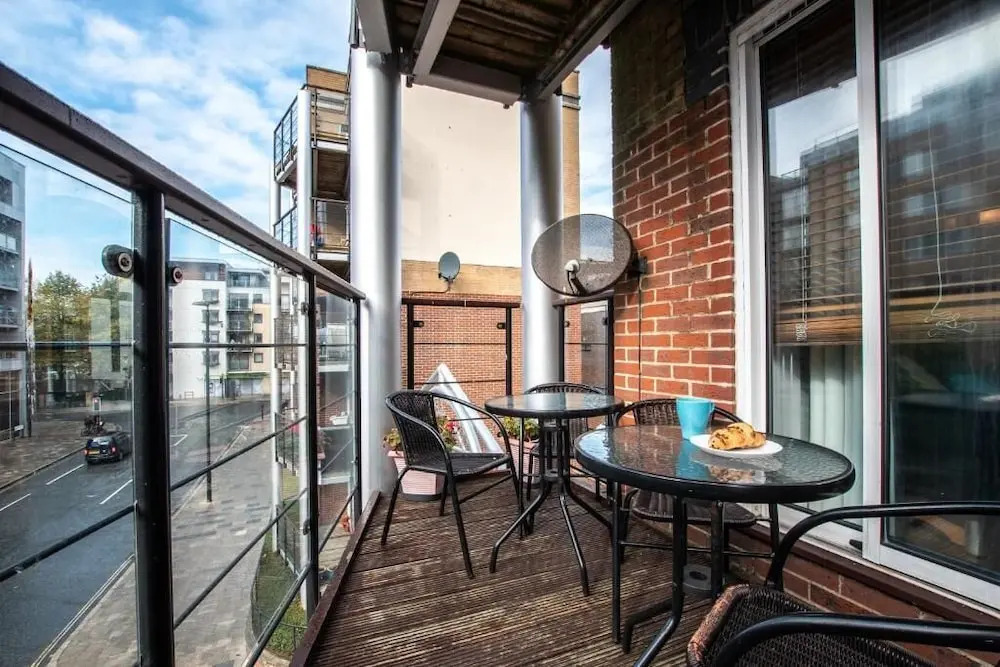 Black Moon 2 bed 2 bath Central location