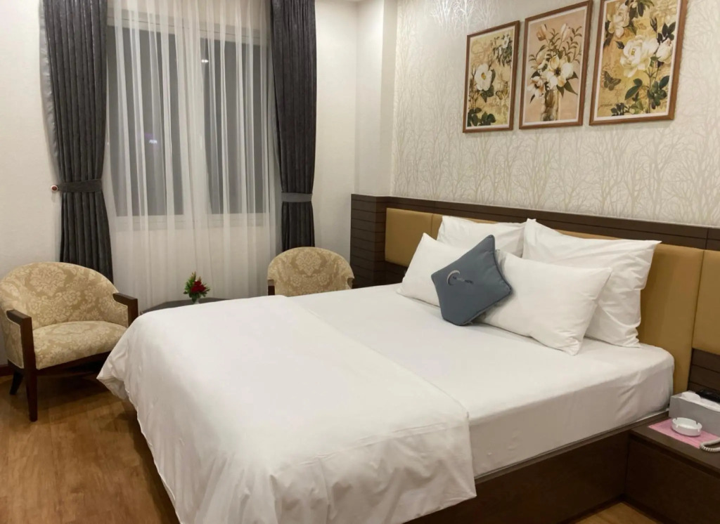 The Moon 2 Hotel