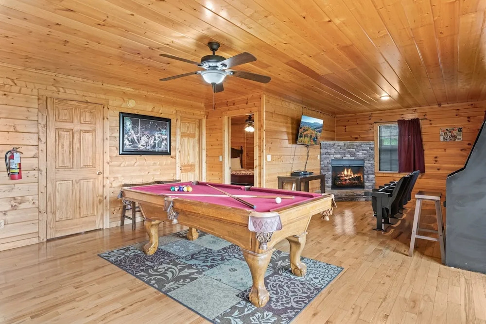 Panoramic View 6 Bedroom Cabin by RedAwning