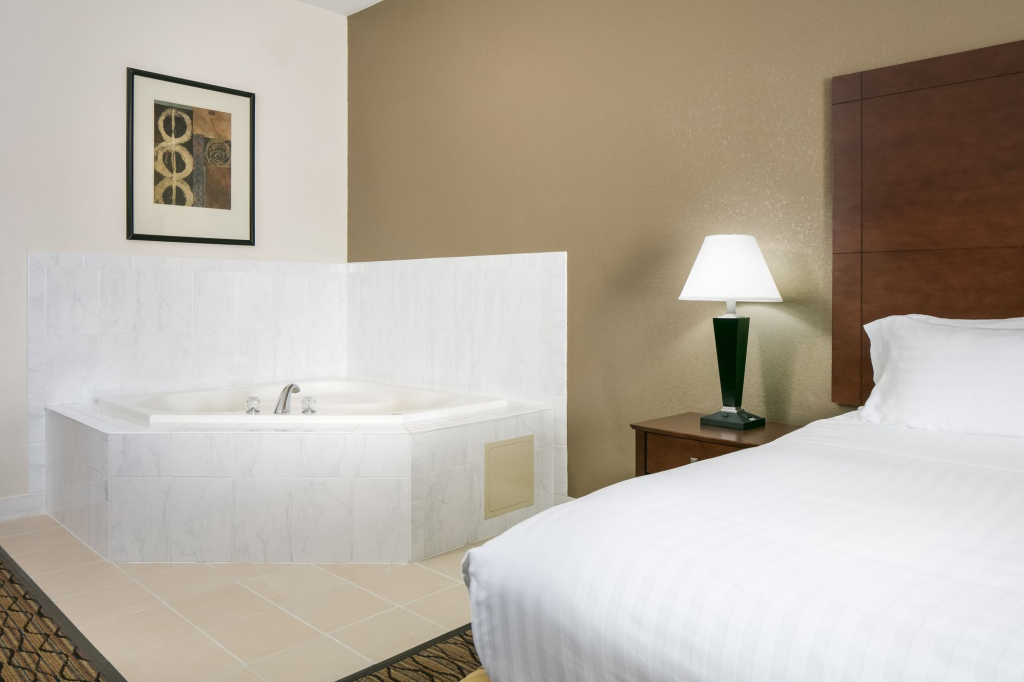 Holiday Inn Express & Suites Clinton by IHG