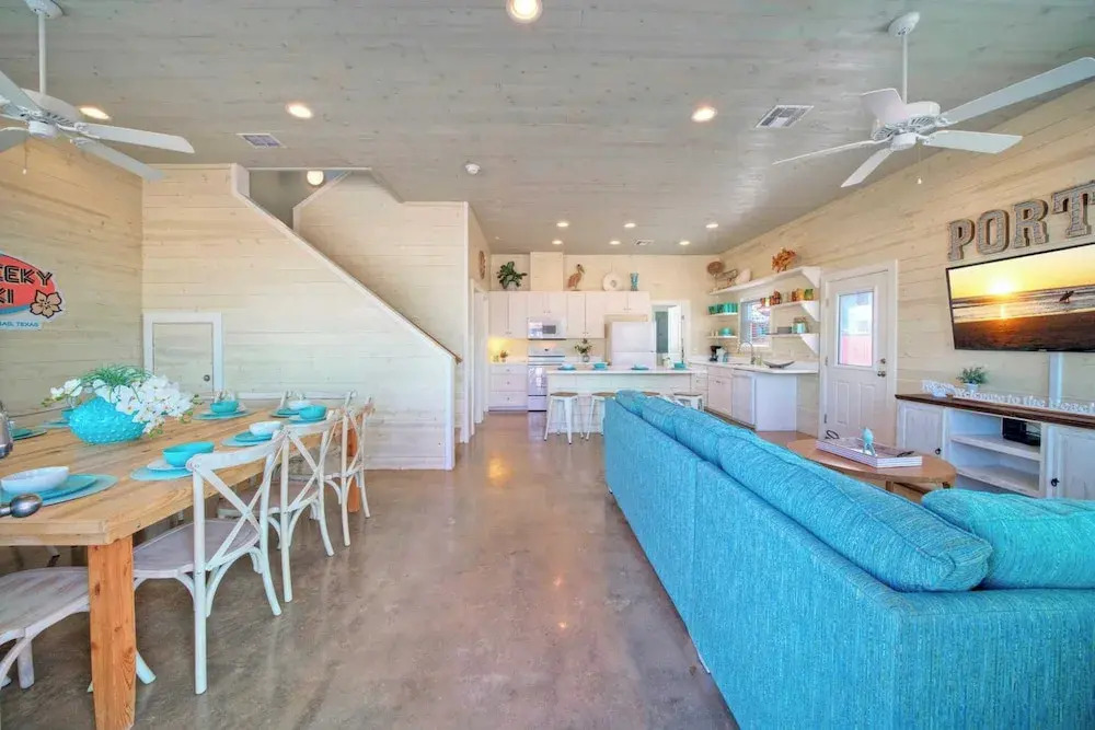 Sleeps 24, 2 Homes Pool, Backyard Tiki Bar, Fire Pit, Cornhole Walk to Beach