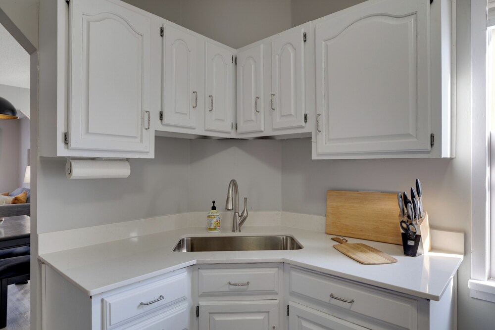 2 Mi to Downtown Minneapolis! Convenient Apt