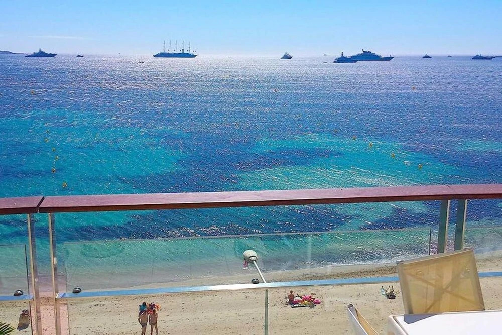 Sea View Flat, beach access by GuestReady