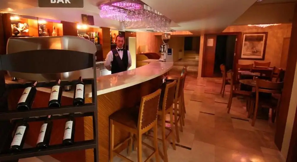 Q Inn Hotel