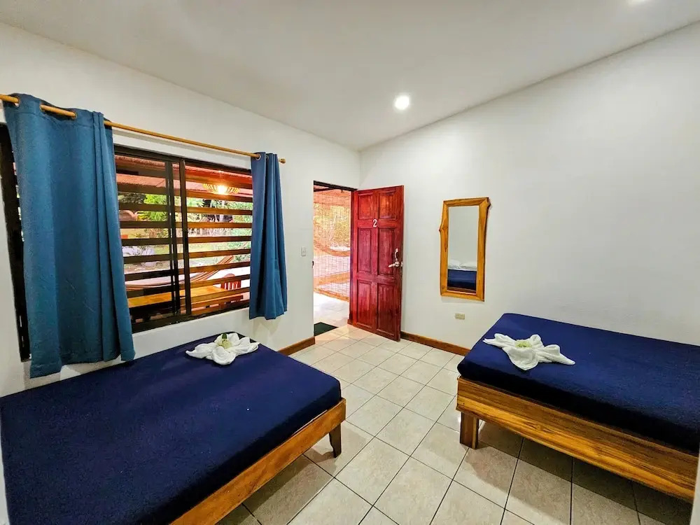 Santa Toro Inn, private rooms close to the beach