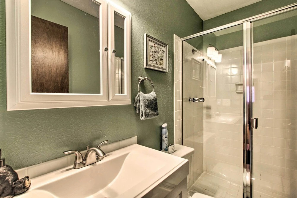 Luxe Updated Home w/ Grill + Hot Tub: 4 Mi to Rmnp
