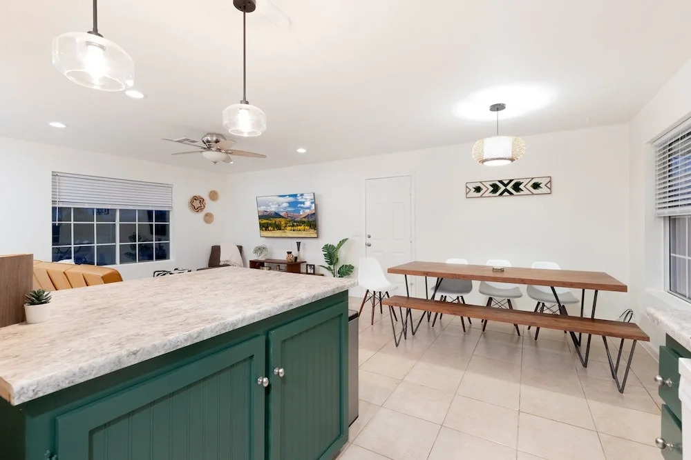 Golden Desert Ranch - Hot Tub, Fire Pit And Bbq! 3 Bedroom Home by RedAwning