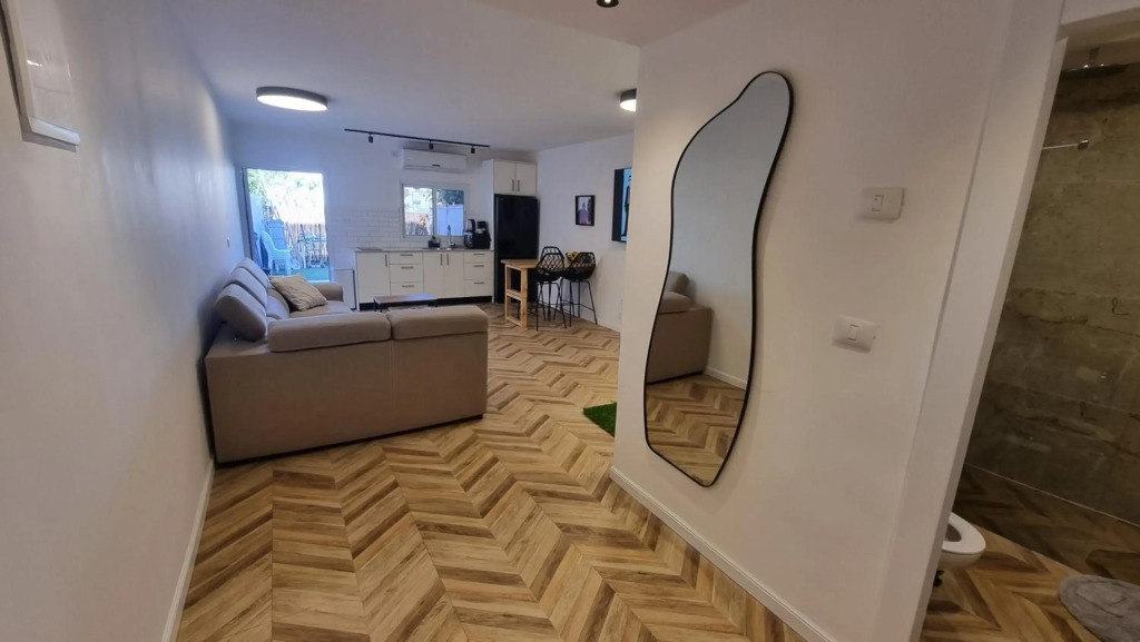 garden apartment 7 min walk to the beach