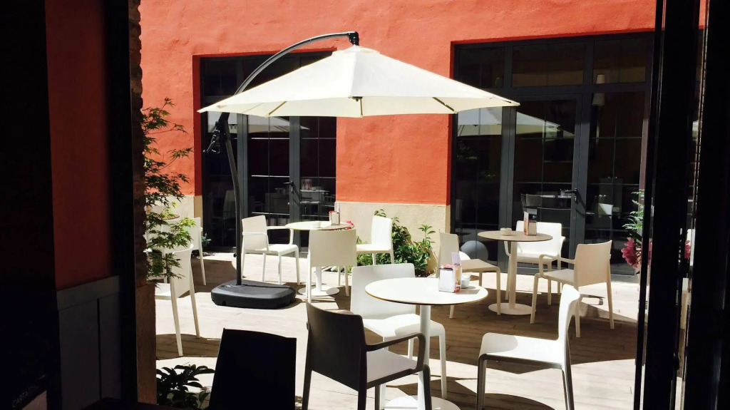 The Book Factory Hostel by gaiarooms