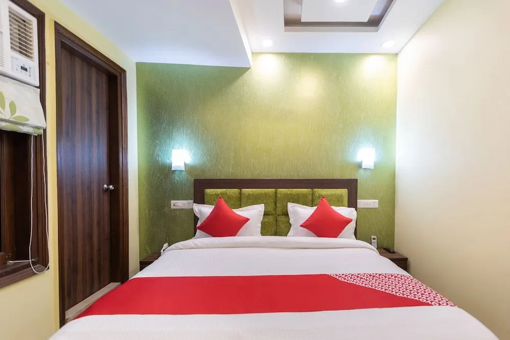 OYO 29932 Hotel R S Plaza