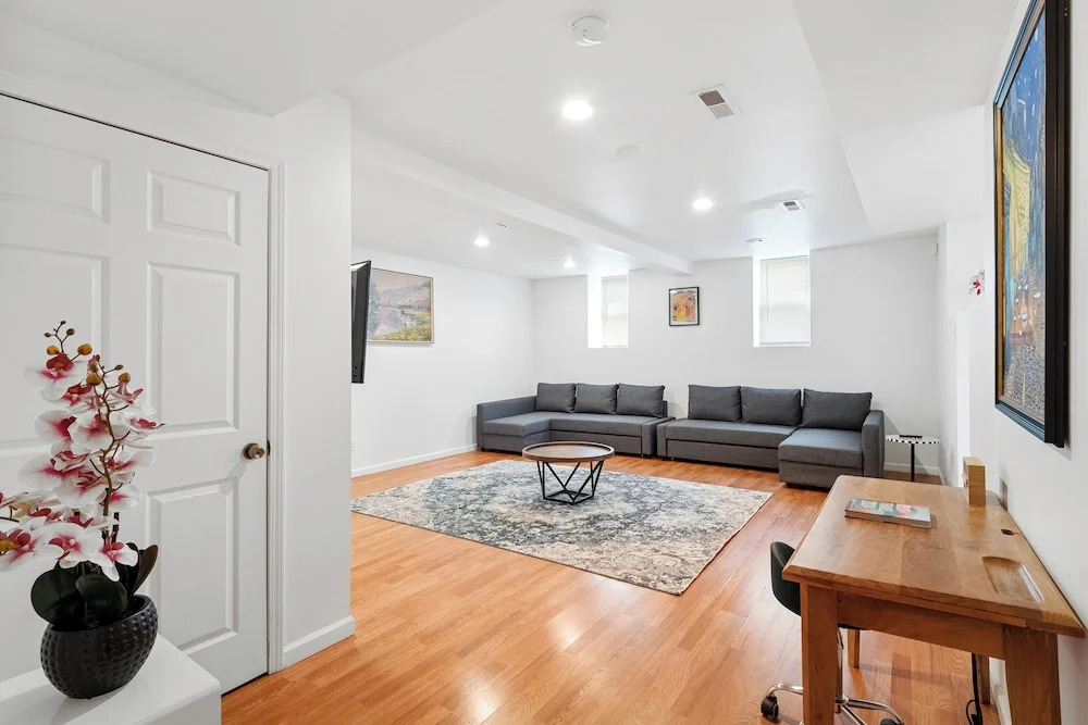 A Cottage in Downtown STL.  Sleeps 10