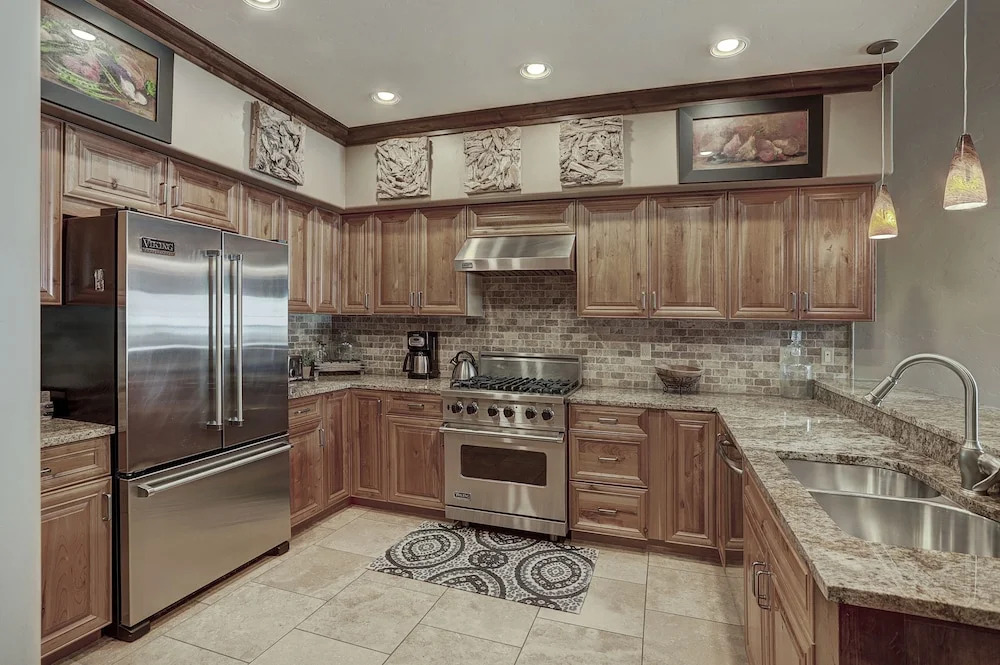 Ski-In, Ski-Out Luxury 4 Bdrm/4 Bath on Peak 7 Condo