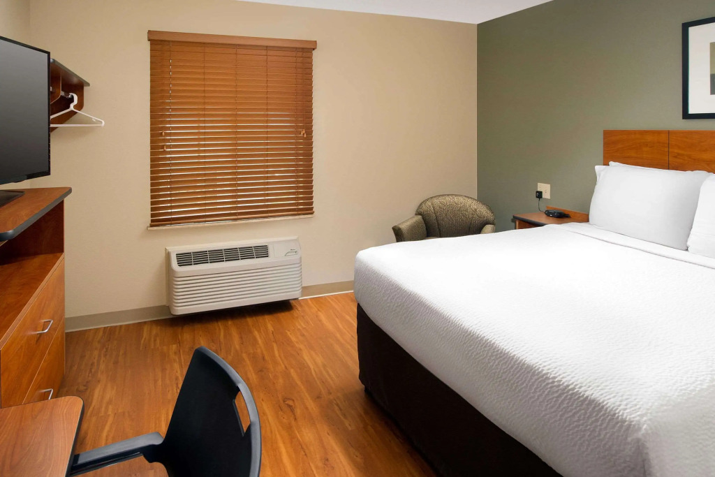 WoodSpring Suites Chicago Romeoville