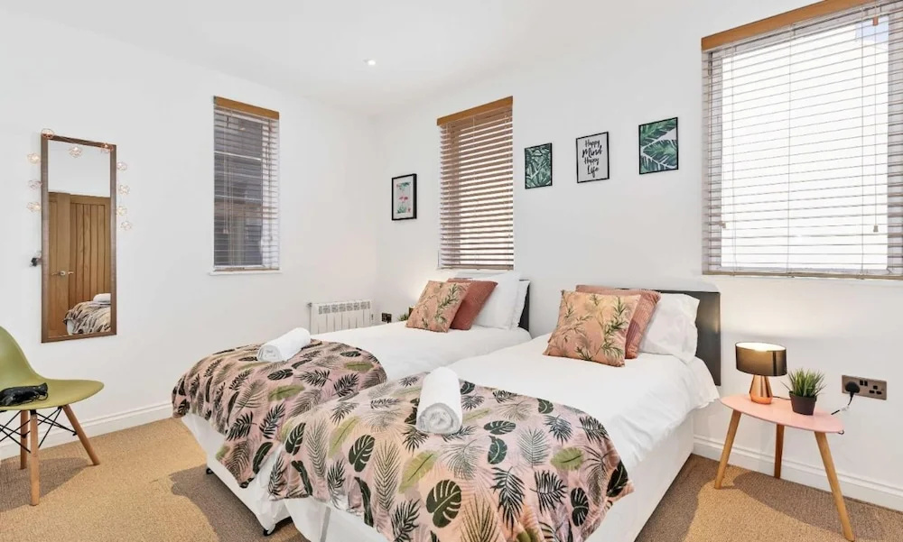 Seaview Heights - two Bedroom two Bathroom Loft Style Apartment Direct Distant sea Views - Fast Wifi