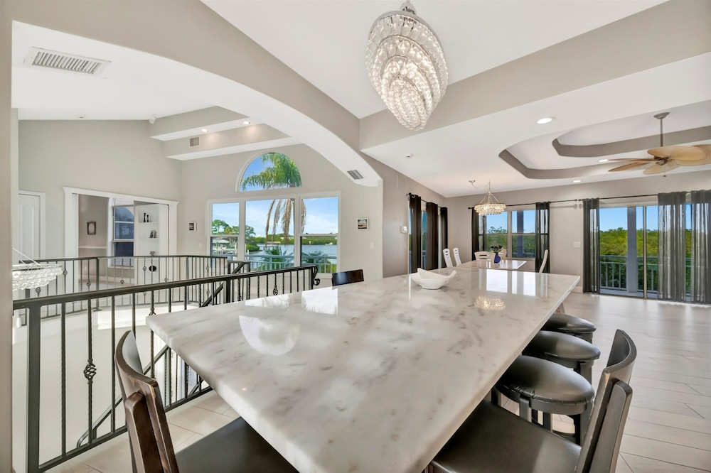 6B Waterfront Game Room Pool Hot Tub Dock