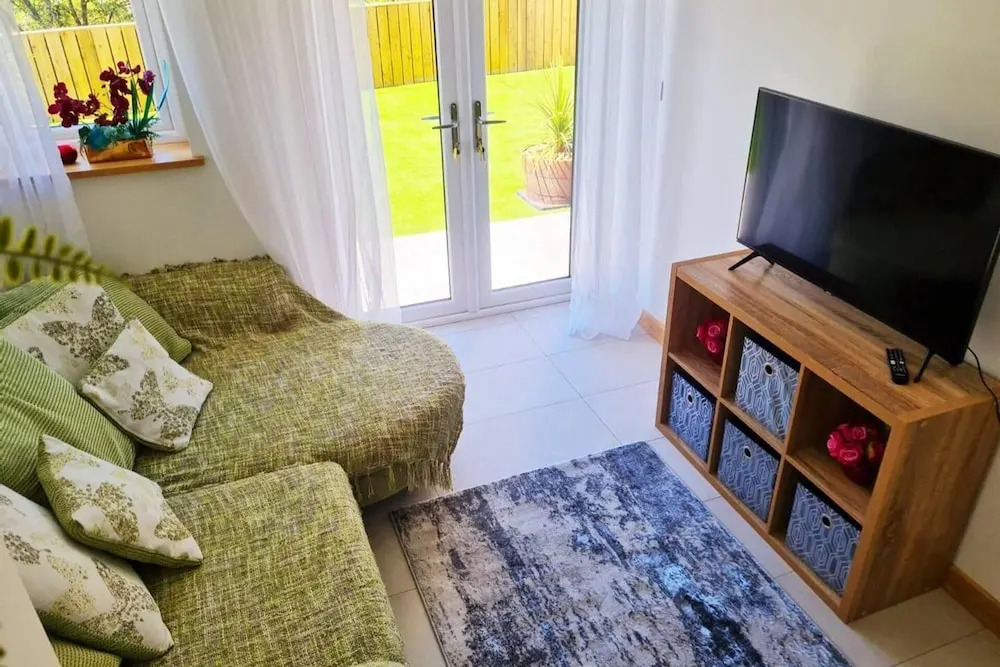 4 Bed Villa Sleeps 8 -Private Terrace-Free parking