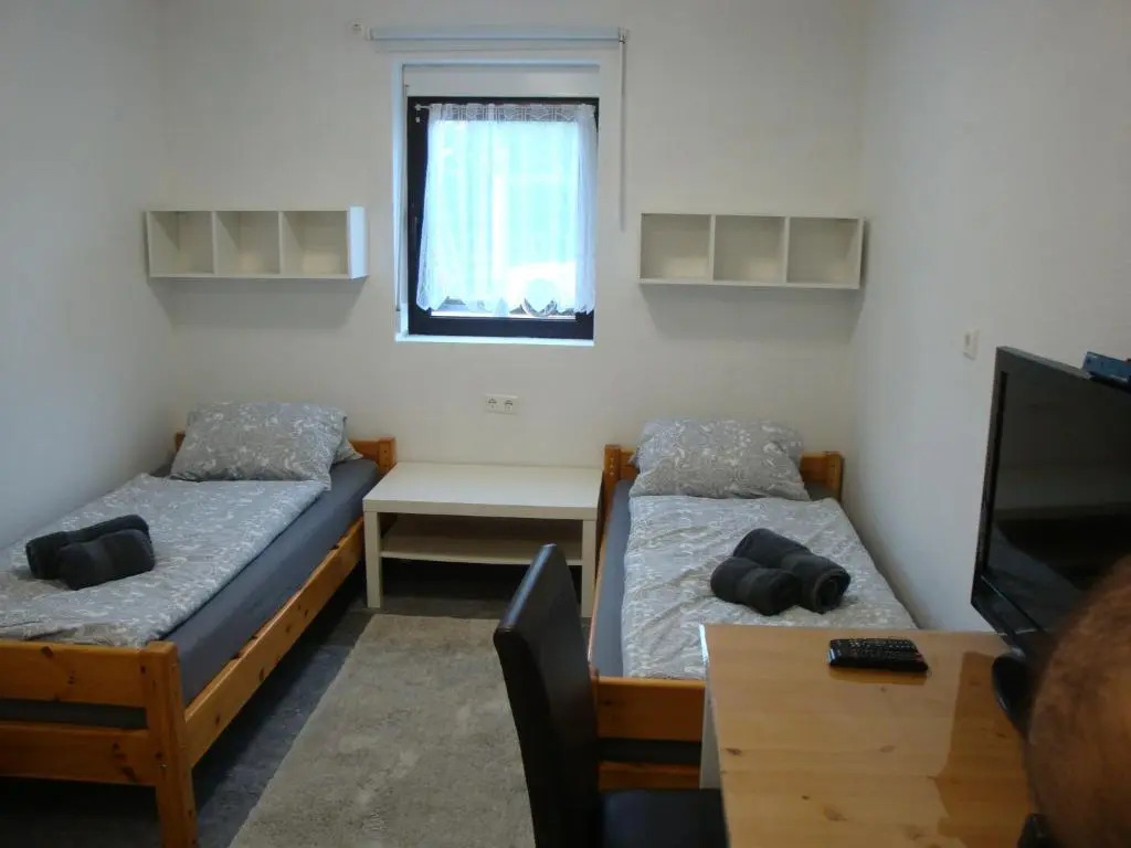Cenet 1 Zimmer Apartment