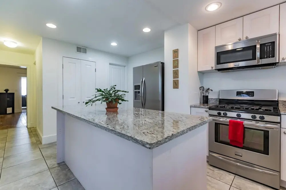 1215 E Columbia