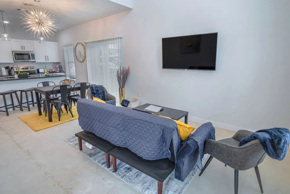 Cutting-edge Elegant 3BR 2.5ba Home Near Downtown!