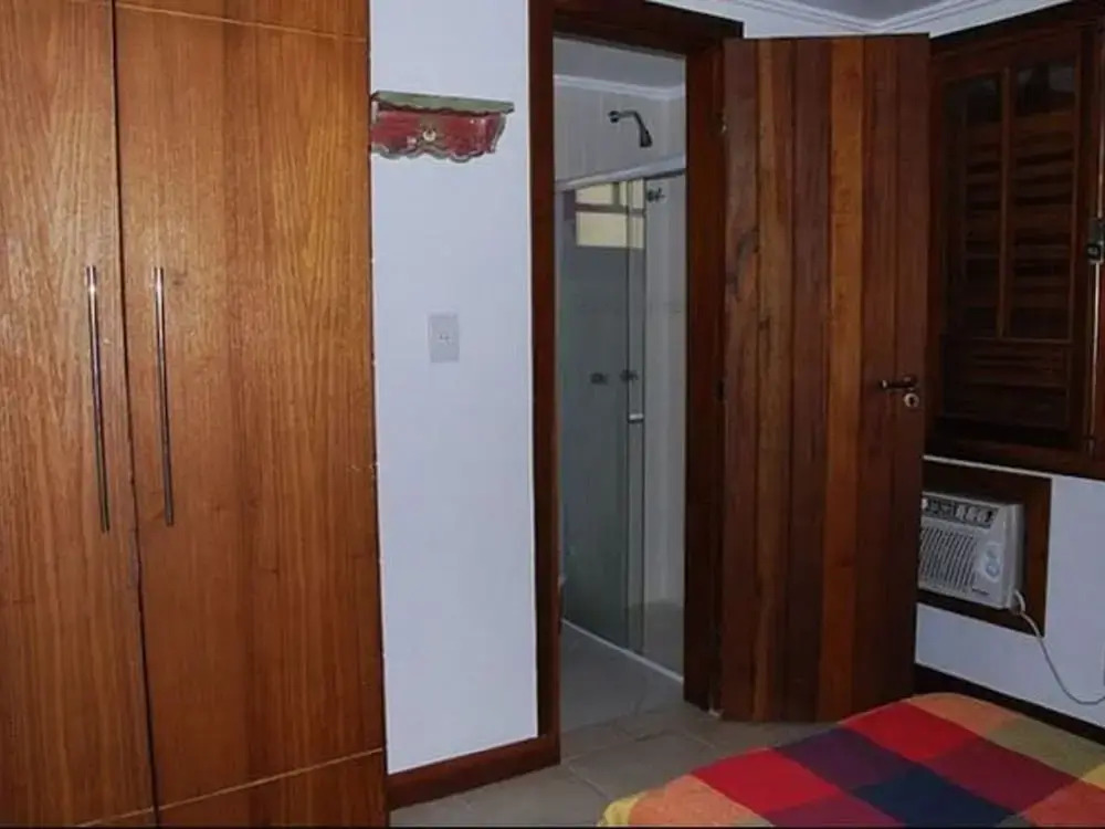 Casa 4 suites a 200m da Rua das Pedras