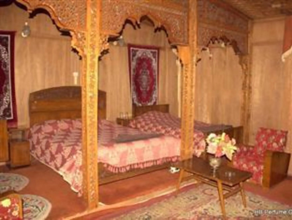New Perfume Garden Group Of Houseboats