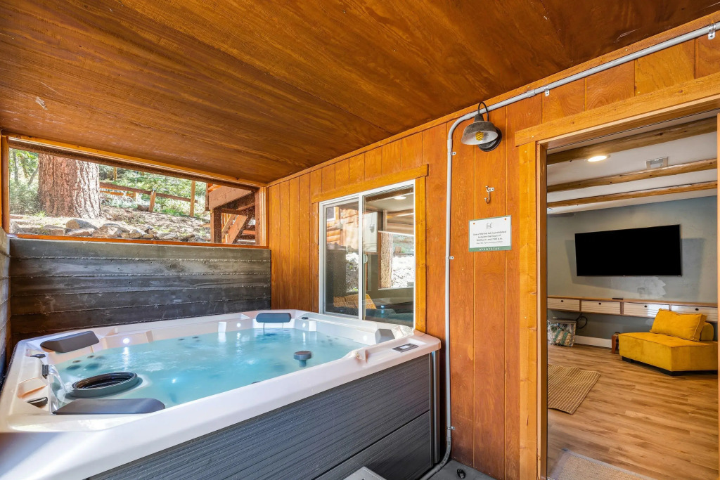 10 Mins to the Lake, Hot Tub & Game Room, Modern Cabin Bearpaw by Avantstay