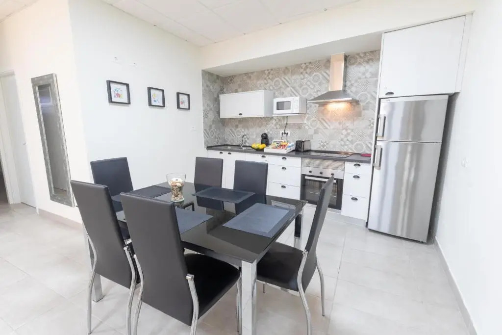 El Puente Holiday Home I- Airport 8,1K