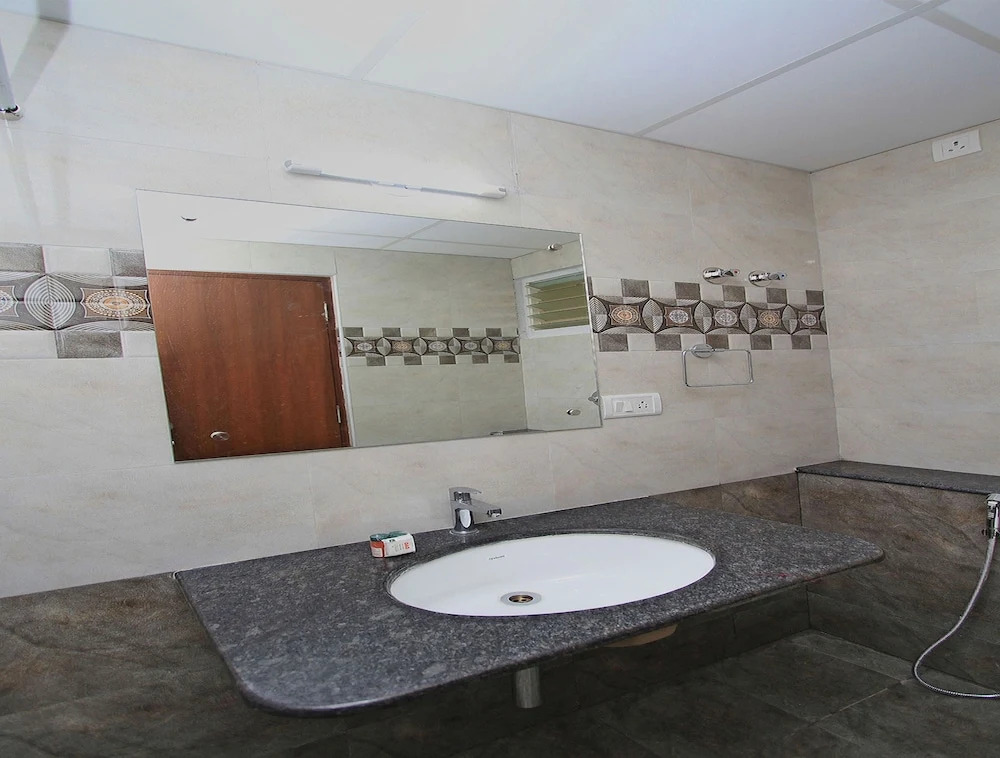 OYO 10379 Hotel Varcity Sapphire