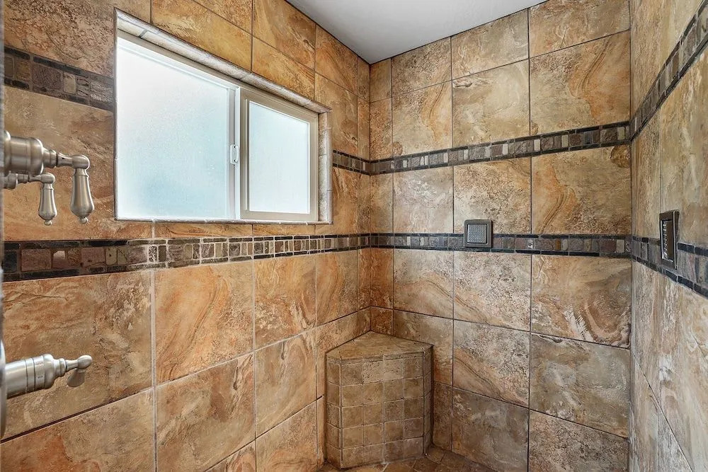 Hall Court Manor - Hot Tub, Pet Friendly, Pool Table!