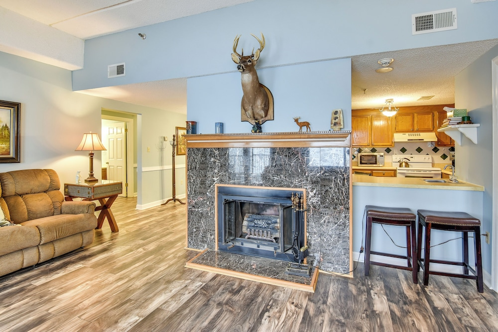 < 4 Mi to Sugar Mtn Resort: Condo w/ Indoor Pool!