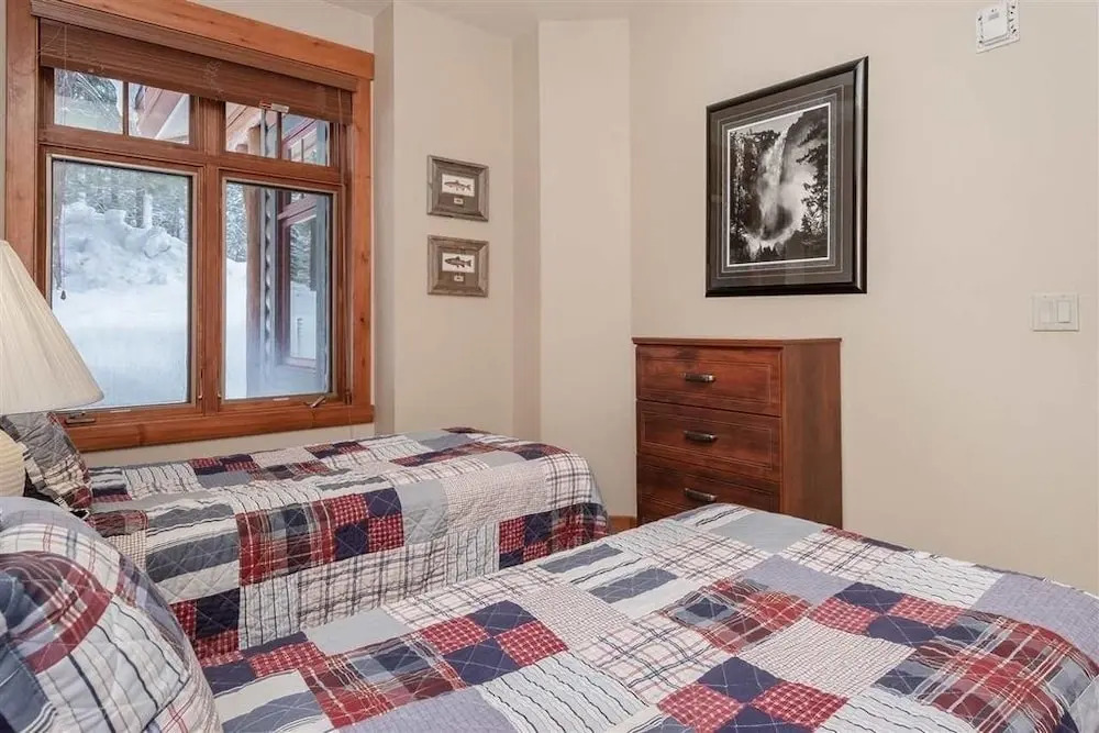 Stylish End Unit On Fairway, Hot Tub - Walk To Lift 2 Bedroom Condo