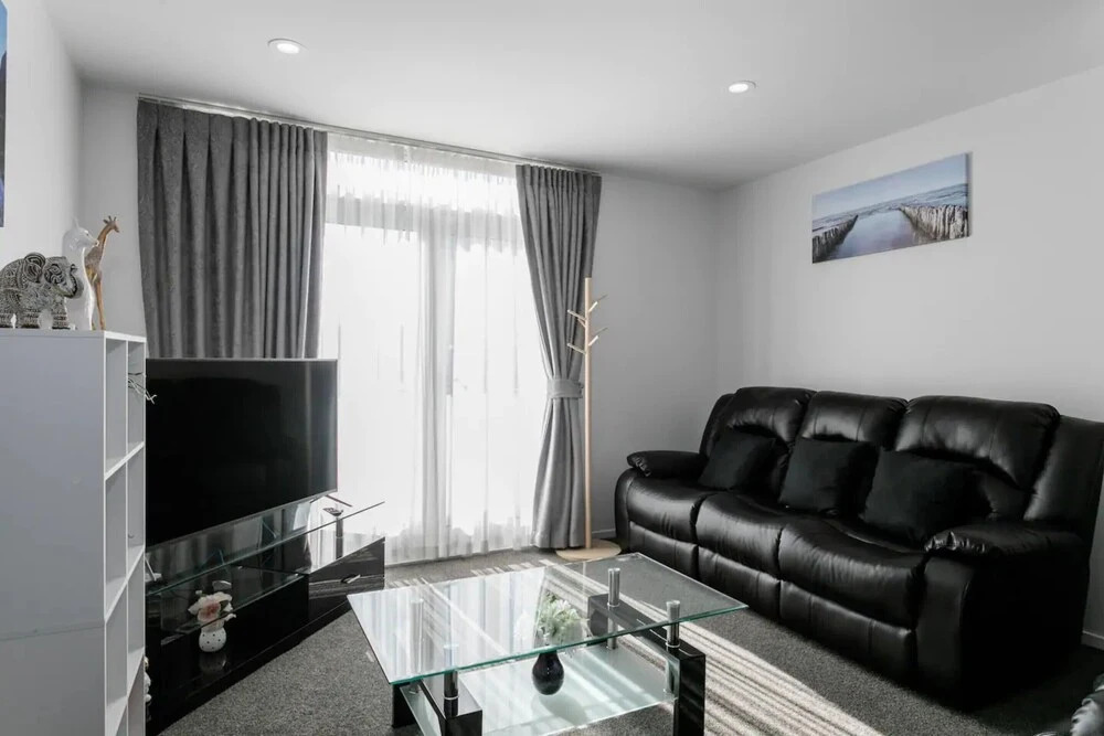 Gorgeous 3 Bedroom Townhouse with Car Park