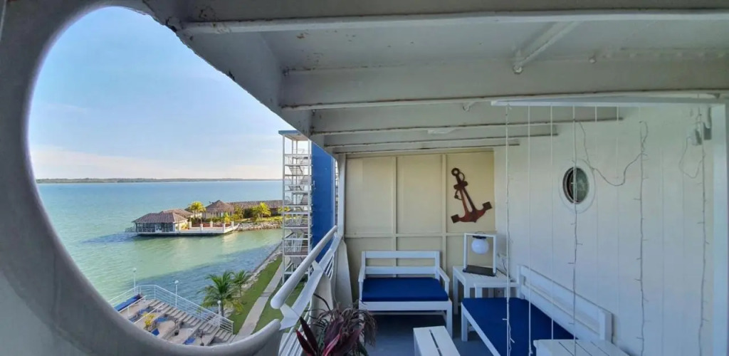 Doulos Phos The Ship Hotel
