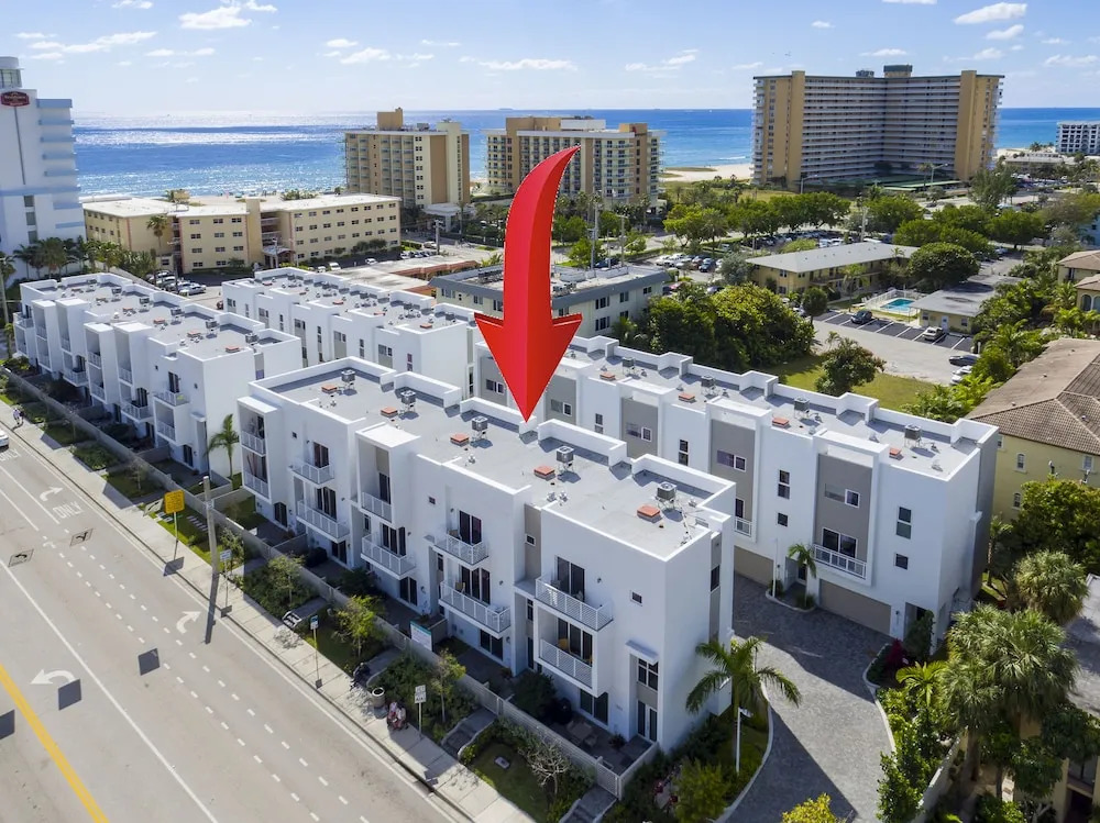 Tri-level Pompano Beach Townhouse by RedAwning