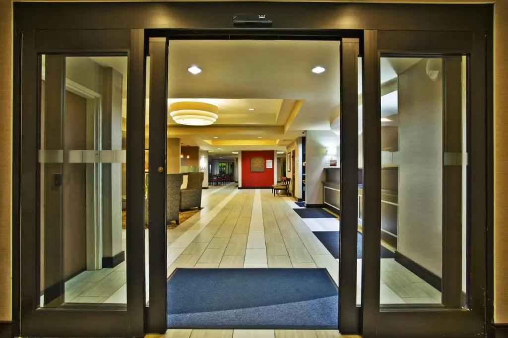 Holiday Inn Express & Suites Springfield, an IHG Hotel
