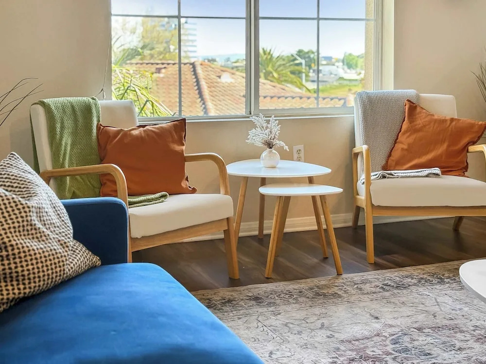 Charming 2BR Retreat Pool Gym 10min to Disneyland