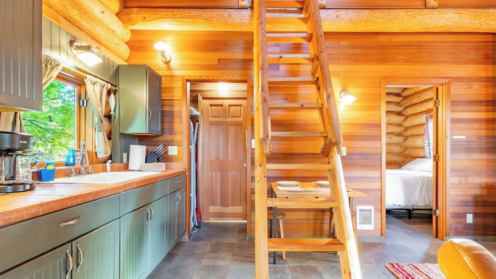 Penn Cove Overlook by Avantstay Cabin w/ Views