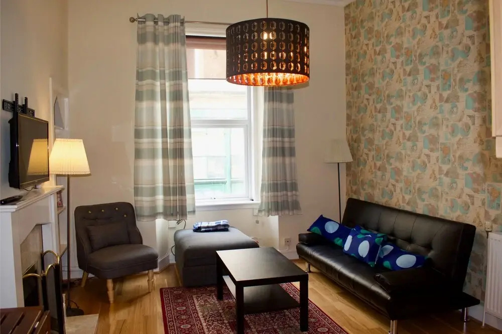Central & Comfortable Flat - Sleeps 4