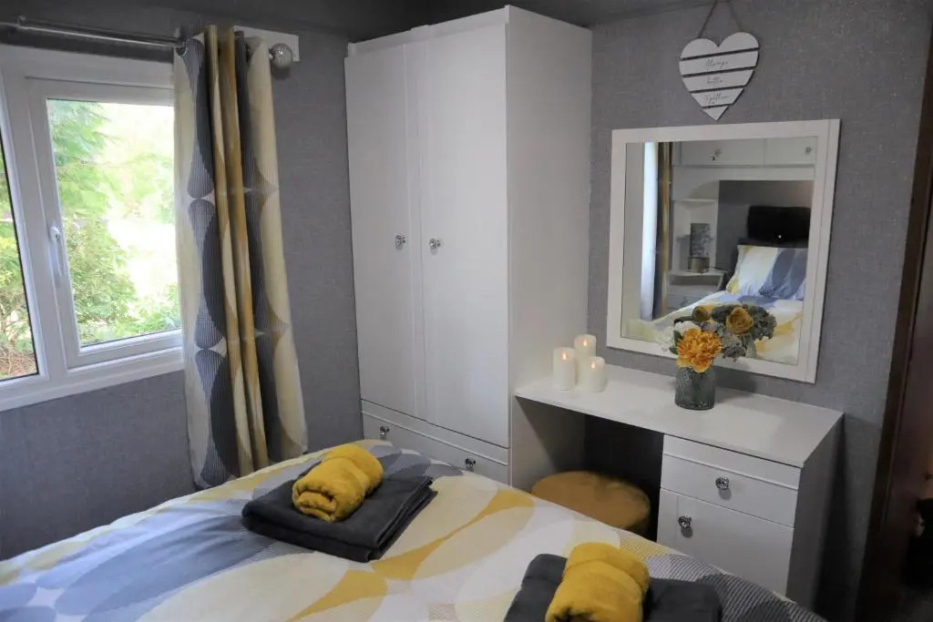 HEDDFAN, Luxury 3 bedroom timber lodge, Now with WiFi, Caer Beris Holiday Park, Builth Wells, SORRY NO TRADESMEN OR CONTRACTORS ALLOWED