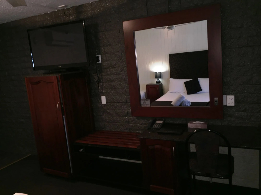 Country Plaza Motor Inn