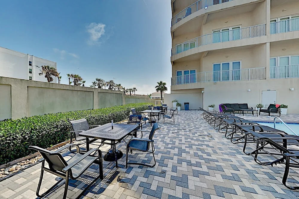 Modern Las Olas - Ocean Views, Pool & Tennis 3 Bedroom Condo