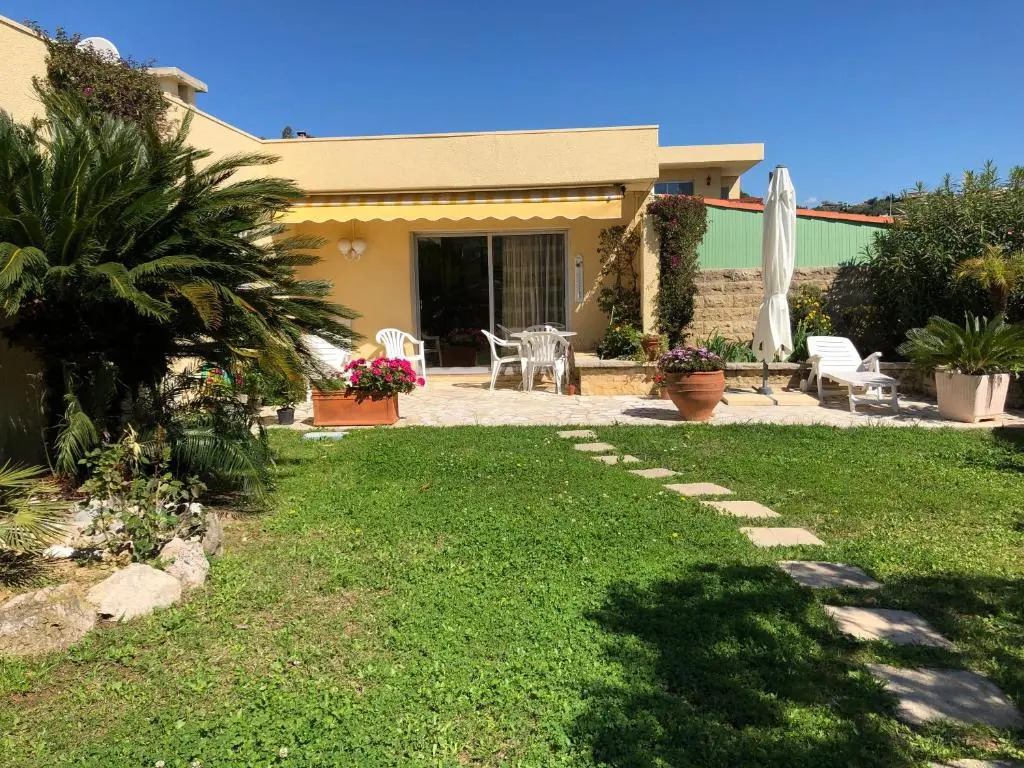 Villa C3 Arthur Rimbaud chambre dhôte piscine proche mer plage 600m