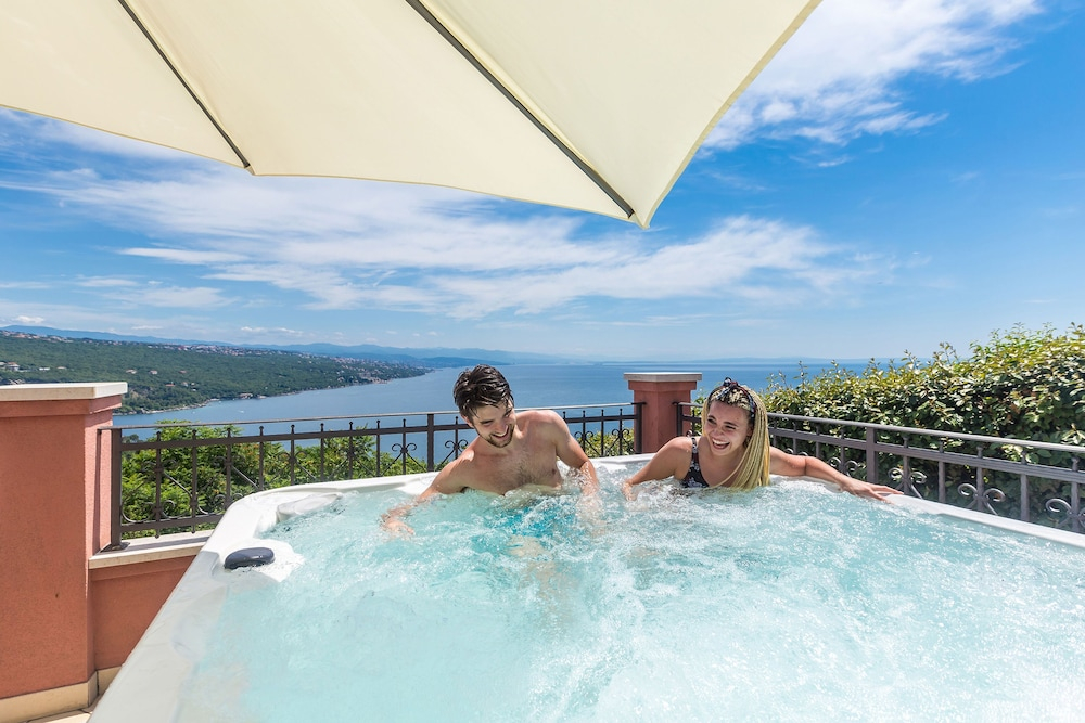 Luxury Three-bedroom Apartment With Amazing Overlook at the sea
