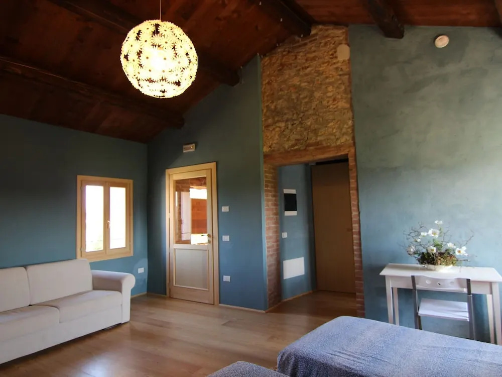 Renovated, Spacious and Cosy Countryside House. Wi-fi, Garden and Swimming Pool